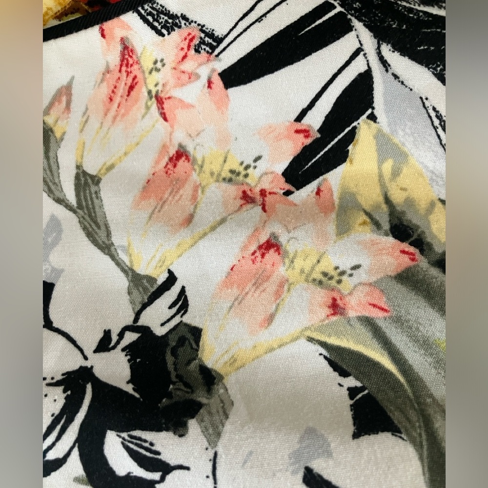 Jungle Floral Print White House Black Market 5” Coastal Stretch Shorts Size 8 - Picture 12 of 16